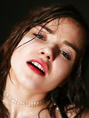 Alice Kiss Picture 14