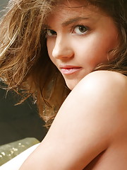 Alice Kiss Picture 15